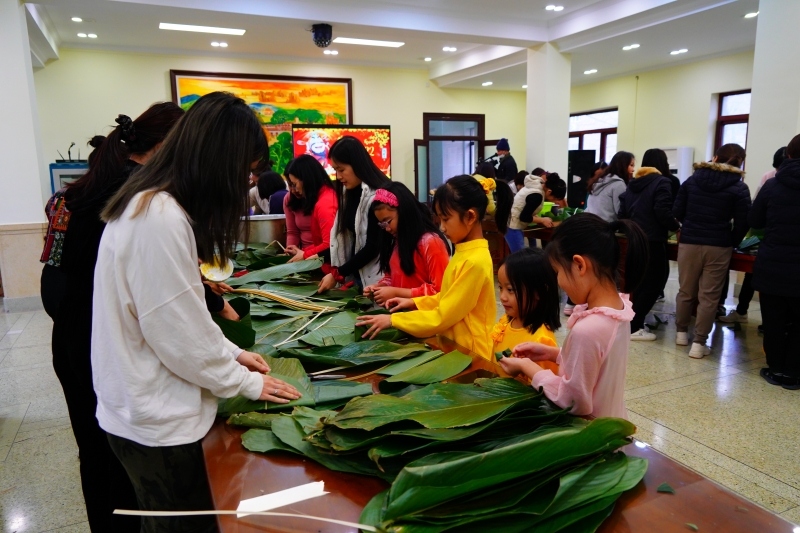 Người Việt tại Bắc Kinh (Trung Quốc) gói bánh chưng đón Tết
