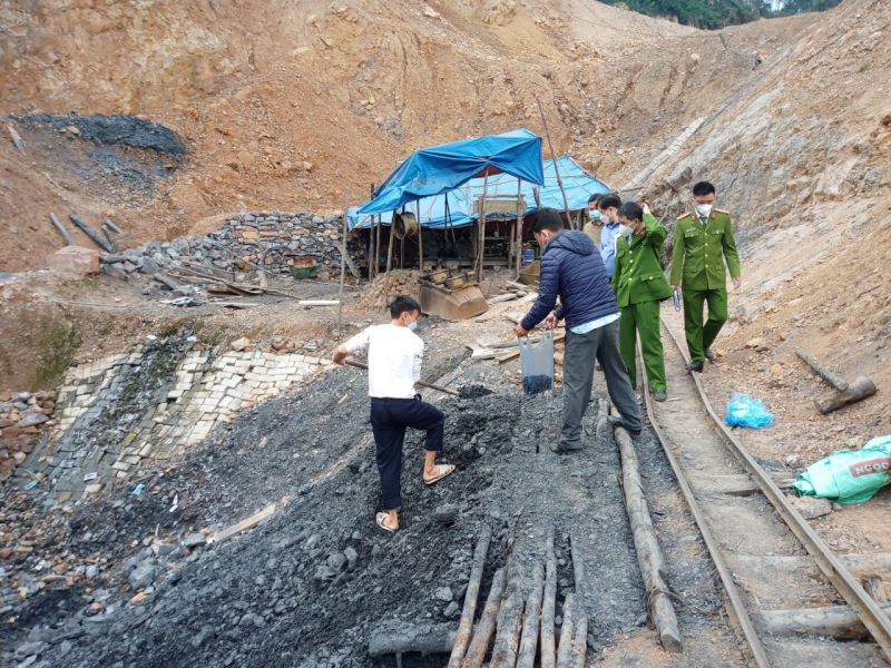 Triệt phá ổ nhóm “than tặc” rút ruột trái phép mỏ Nước Vàng ở Bắc Giang
