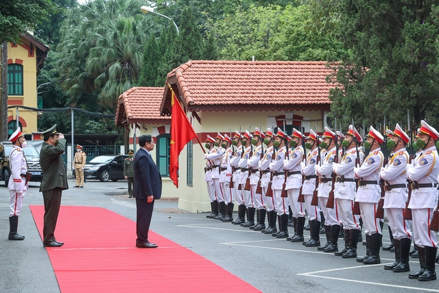 Thủ tướng kiểm tra công tác ứng trực, sẵn sàng chiến đấu của Công an Hà Nội