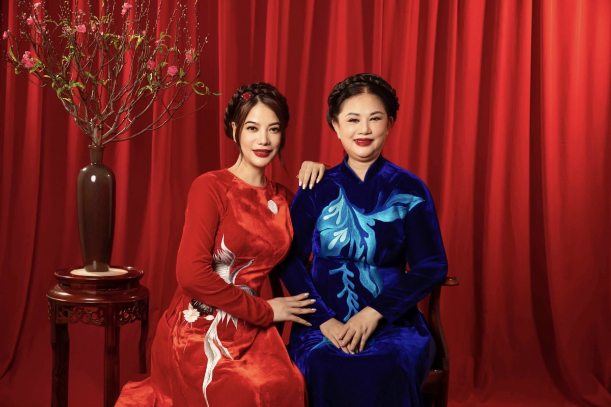 Trương Ngọc Ánh cùng mẹ và con gái diện áo dài Tết