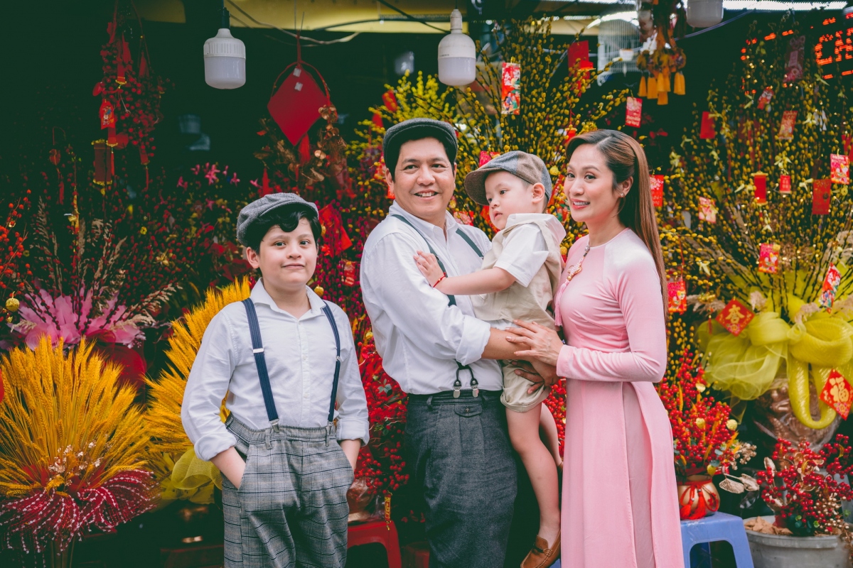 Gia đình Đức Thịnh - Thanh Thuý tung bộ ảnh Tết theo kiểu Sài Gòn xưa