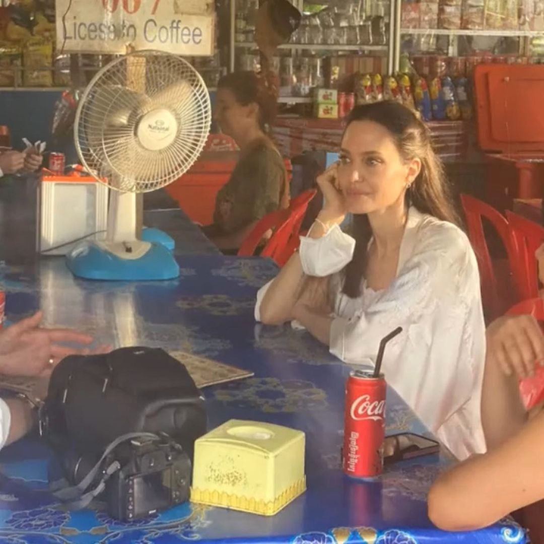 Angelina Jolie đi xe Tuk Tuk, ngồi quán vỉa hè ở Campuchia