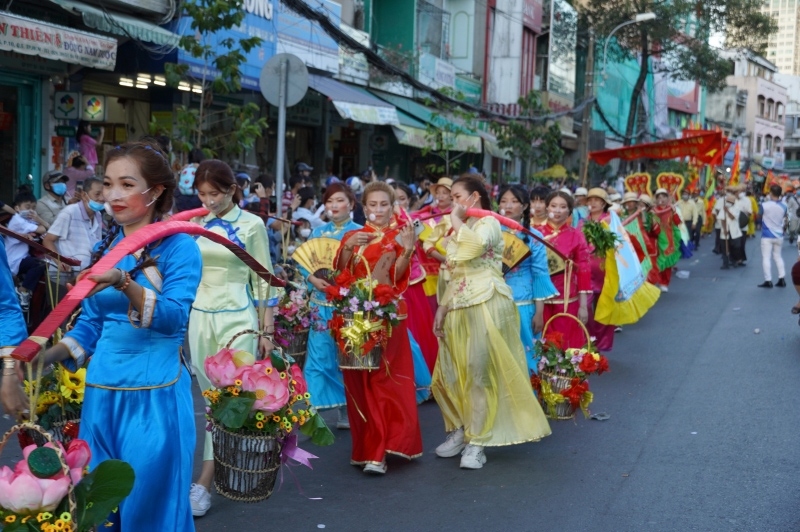 Hàng ngàn người dân TP.HCM đổ ra đường xem diễu hành Lễ hội Tết Nguyên tiêu 2022