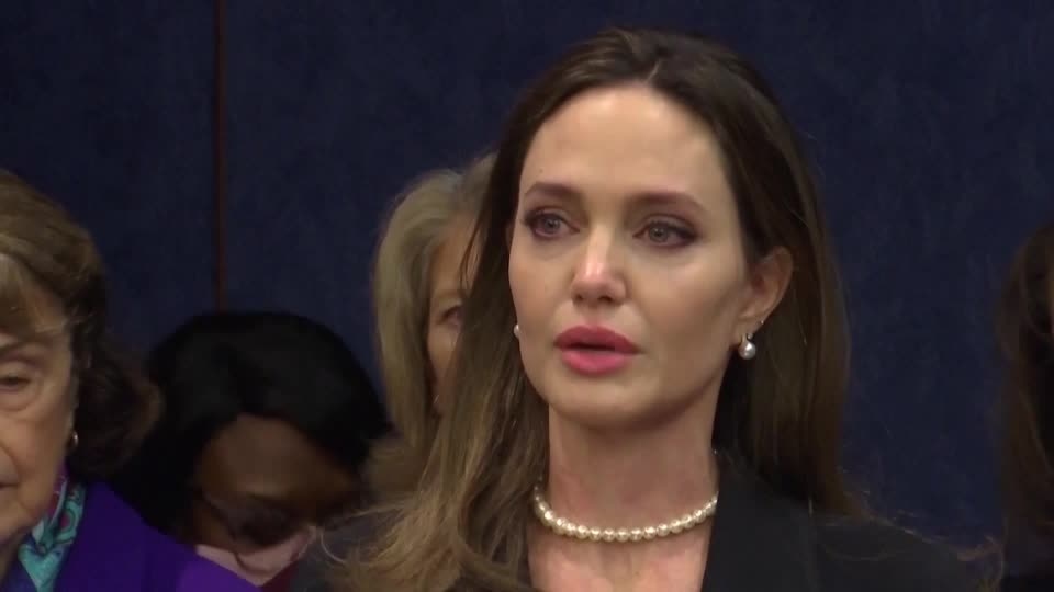 Angelina Jolie rơi lệ kêu gọi thông qua Dự luật chống bạo lực với phụ nữ