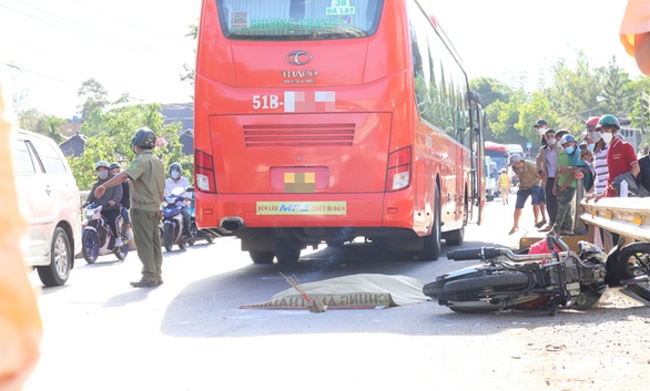 Xe khách gây tai nạn chết người, quốc lộ 20 qua tỉnh Lâm Đồng kẹt cứng