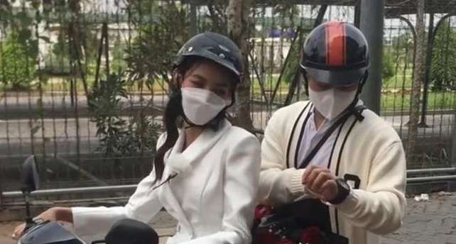Hoa hậu Thùy Tiên diện đồ thanh lịch, tự lái xe máy chở trợ lý đi dự sự kiện