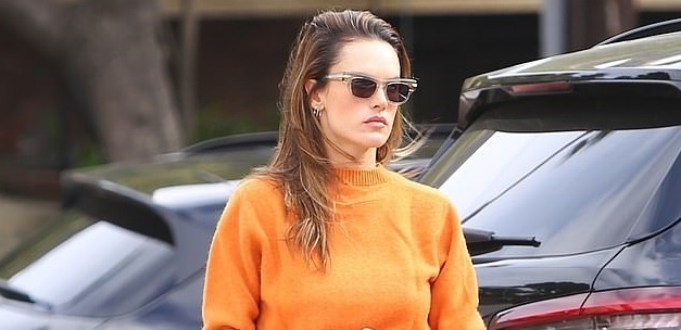 Alessandra Ambrosio diện đồ cá tính đi ăn trưa cùng con trai cưng