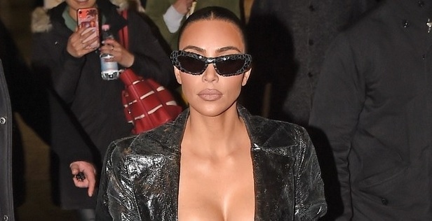 Kim Kardashian gợi cảm đến dự show thời trang sau khi thừa nhận "mong mỏi được ly hôn"