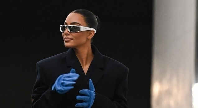 Hết "mốt" khoe nội y, Kim Kardashian "đổi gu" lên đồ kín đáo đi mua sắm