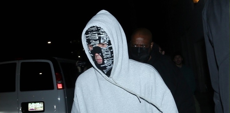 Justin Bieber đeo mặt nạ đến Nhà thờ cùng bà xã Hailey Baldwin lúc tối muộn