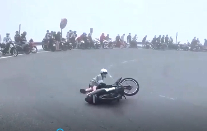 Ngăn chặn quái xế "biểu diễn" xe máy tốc độ cao trên đèo Hải Vân