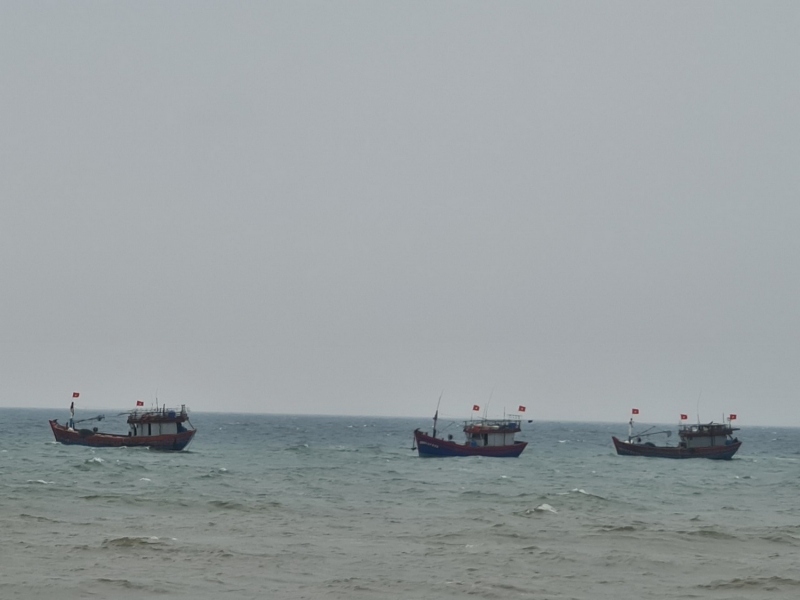Sóng lớn đánh chìm tàu, 11 thuyền viên ở Quảng Bình được cứu kịp thời