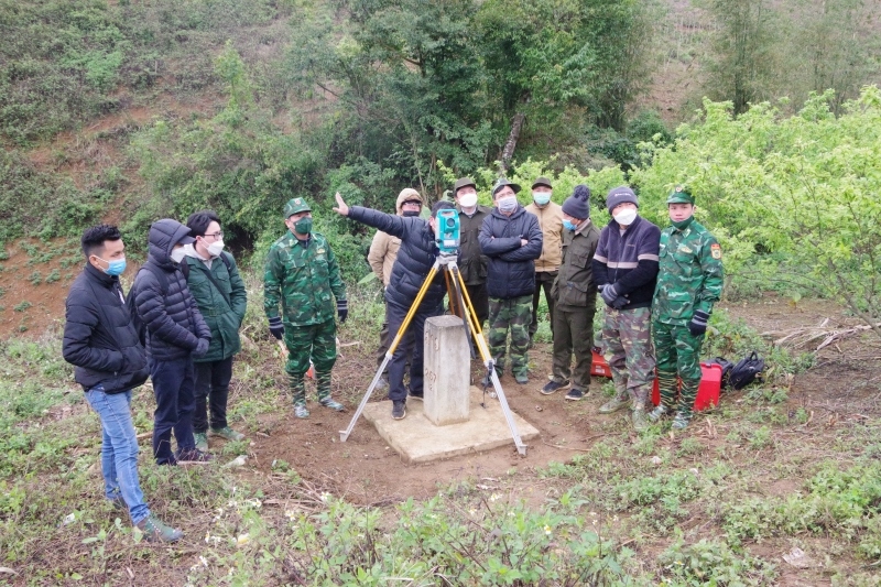 Cắm cọc đánh dấu điểm đặc trưng của đường biên giới Việt Nam-Lào