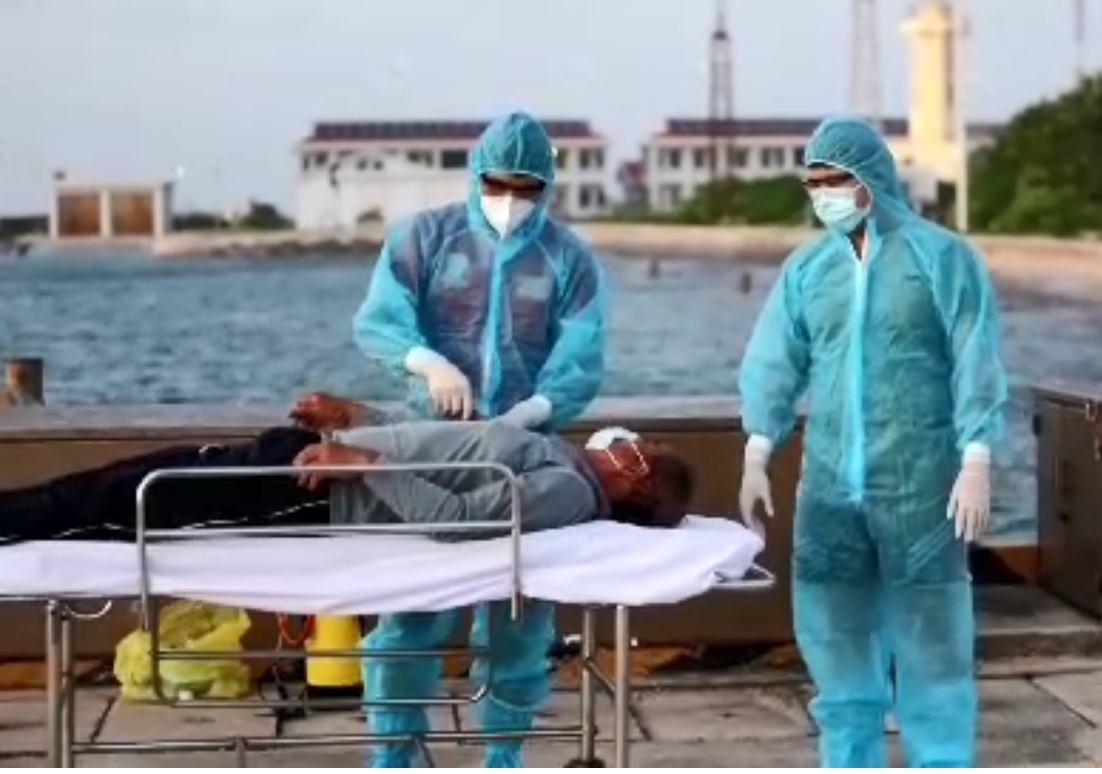 Trung tâm y tế thị trấn Trường Sa cấp cứu ngư dân Bình Thuận gặp nạn trên biển
