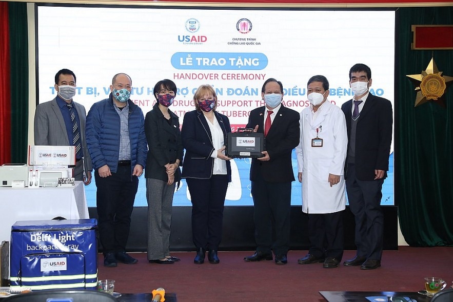 USAID trao tặng thêm thiết bị và thuốc điều trị bệnh lao cho Việt Nam