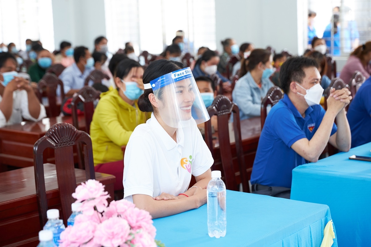 Lệ Nam cùng dự án "Send our love" trao qua cho gia đình khó khăn tại Tiền Giang