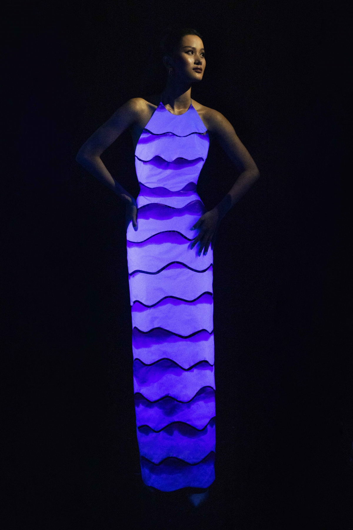 NTK Trần Hùng trình diễn bộ sưu tập váy áo phát sáng tại London Fashion Week 2022