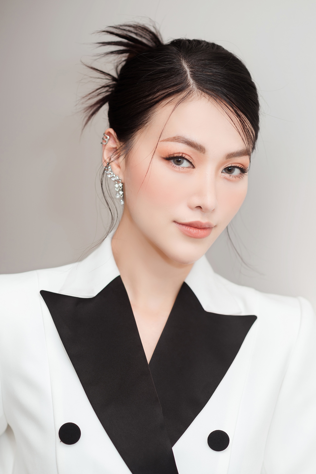 Hoa hậu Phương Khánh sắc sảo trong thiết kế vest đen trắng