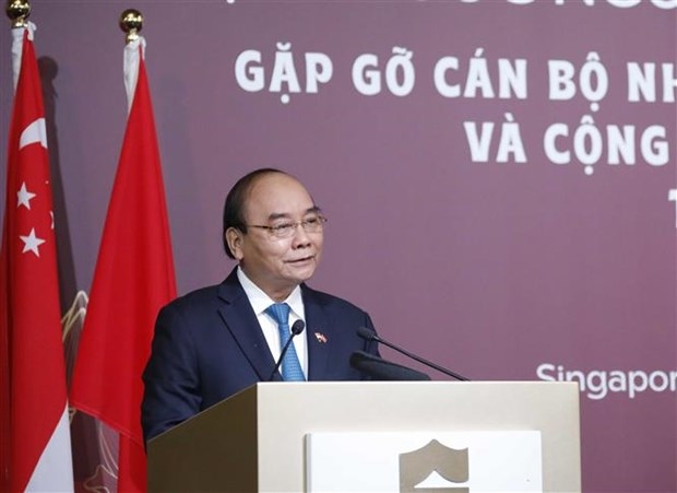 President Phuc meets overseas Vietnamese in Singapore