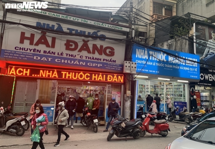 Nước muối sinh lý 'cháy hàng', mỗi khách chỉ được mua 5 chai