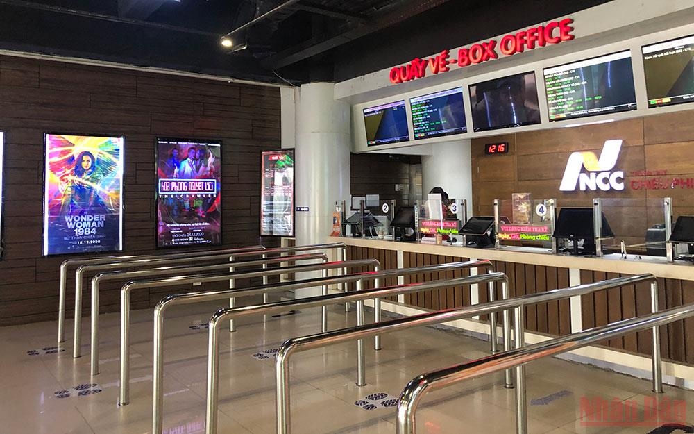 Hà Nội mở lại rạp chiếu phim, địa điểm văn hóa, người dân vừa mừng vừa lo
