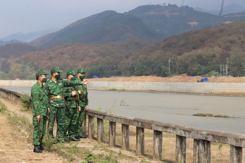 Những người lính quân hàm xanh “vui xuân không quên nhiệm vụ”