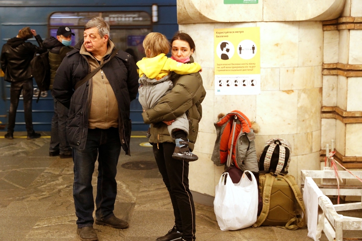 Người dân Ukraine đổ xô đi rút tiền và tích trữ lương thực, trú ẩn ở ga tàu điện ngầm