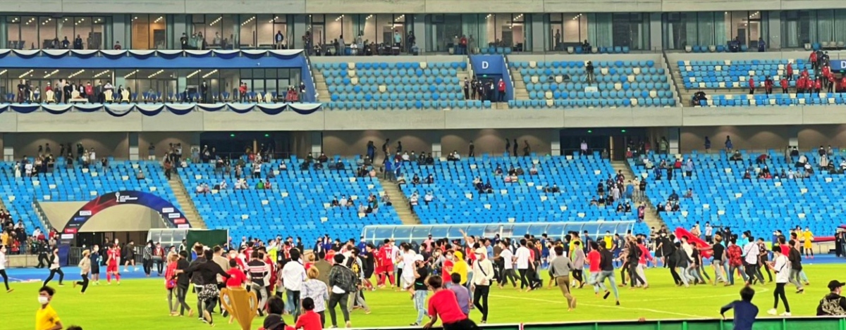 Cổ động viên tràn xuống sân ăn mừng chức vô địch cùng U23 Việt Nam