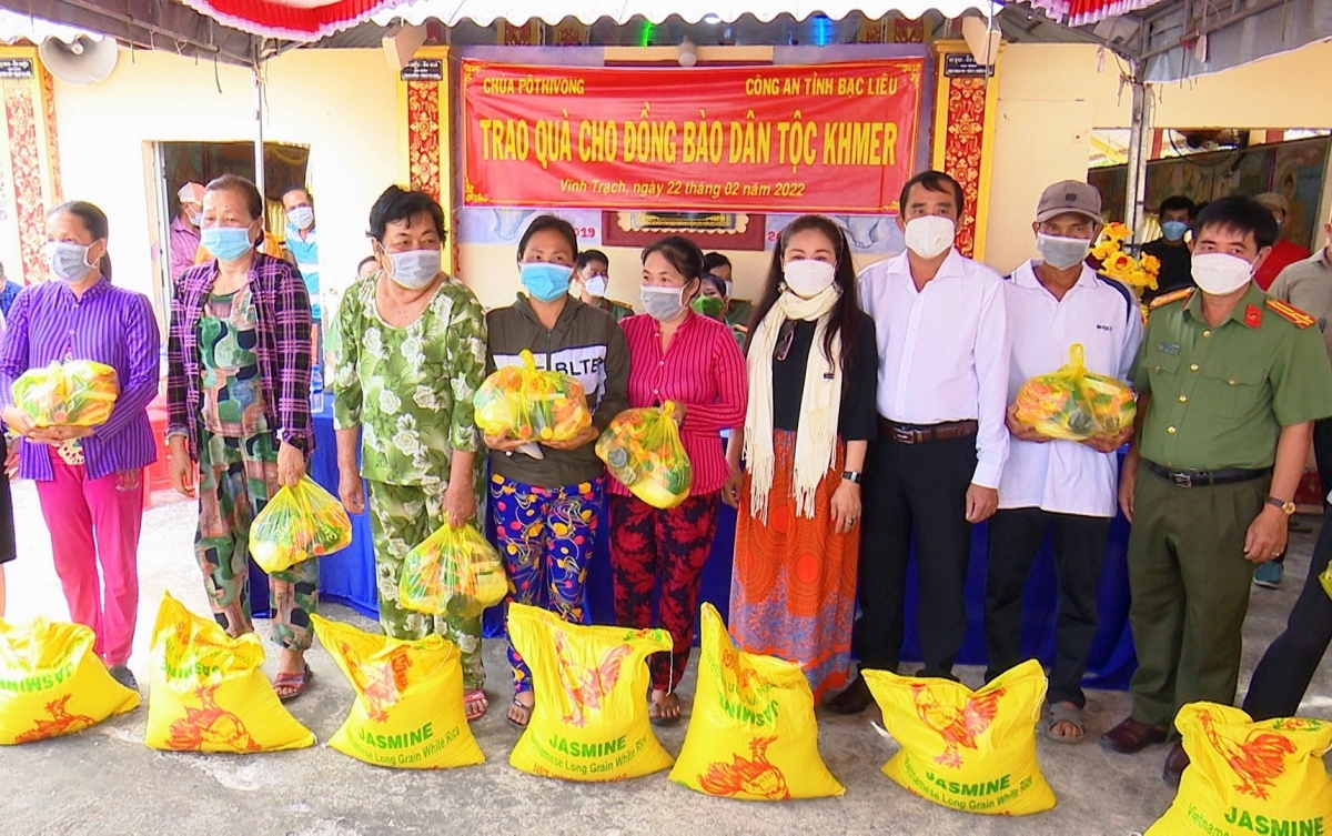 Công an tỉnh Bạc Liêu tặng 400 phần quà cho đồng bào dân tộc Khmer