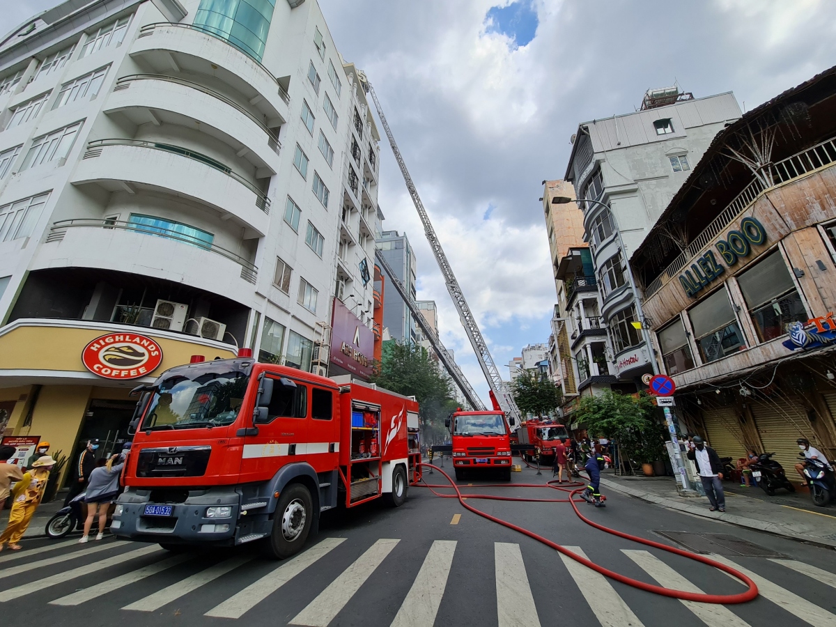 Kịp thời cứu 3 người mắc kẹt trong đám cháy tại một khách sạn ở TP.HCM