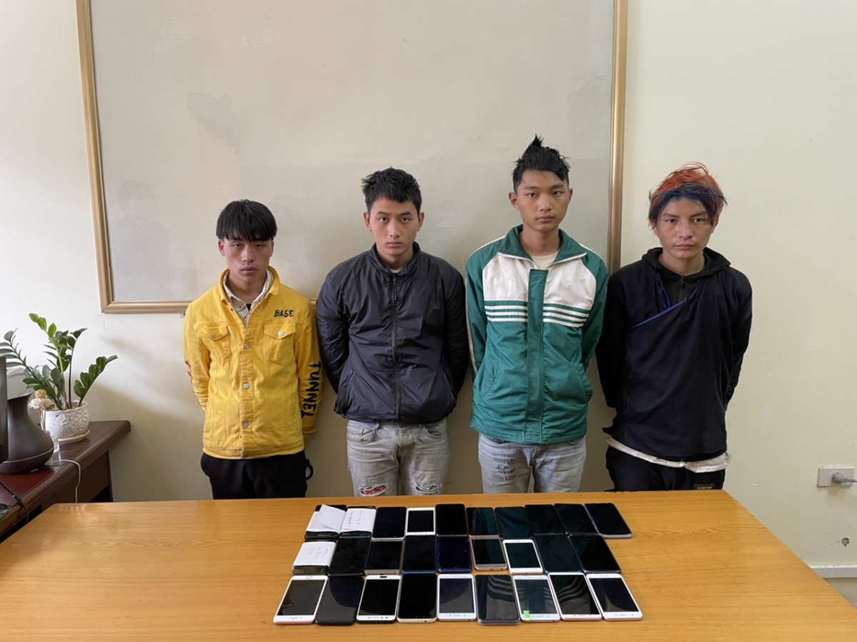 Nhóm nghiện đột nhập trường học trong đêm trộm 25 điện thoại di động