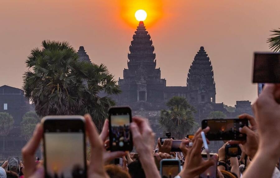 Du khách đổ xô đến xem khoảnh khắc mặt trời mọc trên đỉnh đền Angkor Wat