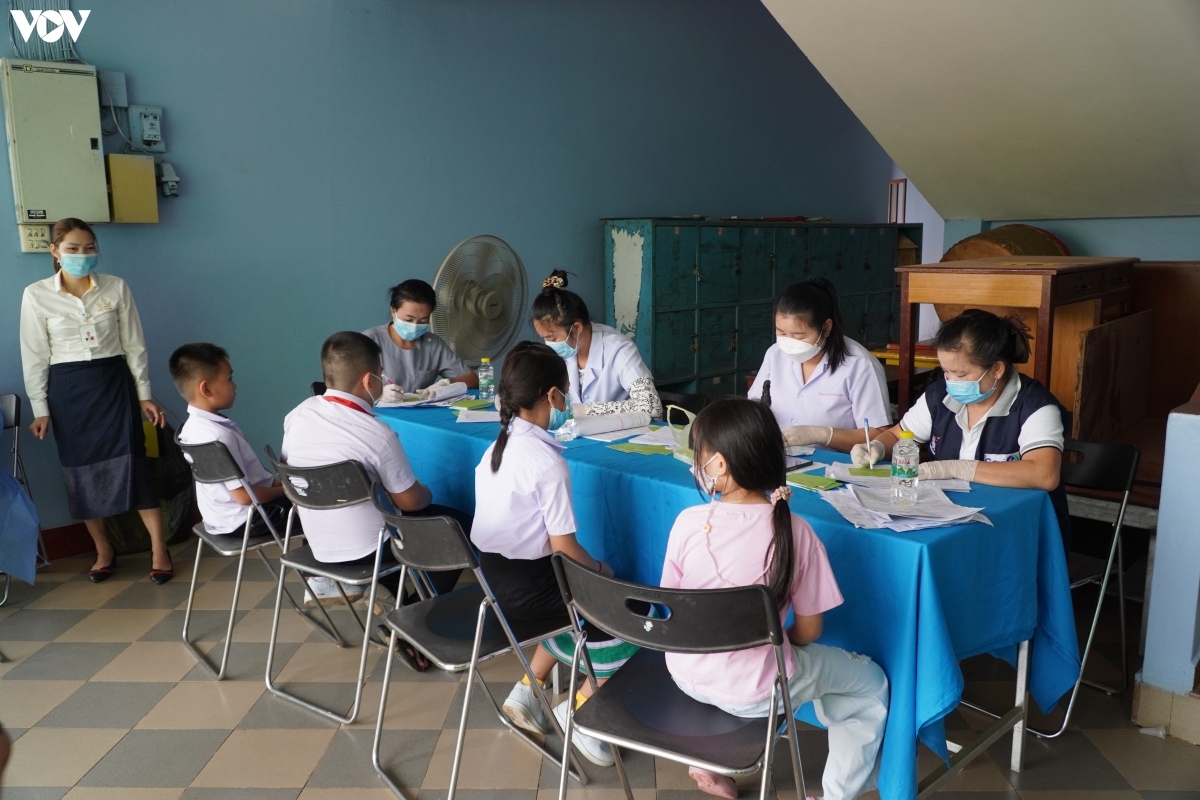 Trường song ngữ Lào - Việt Nam Nguyễn Du tiêm vaccine cho học sinh từ 6 đến 11 tuổi