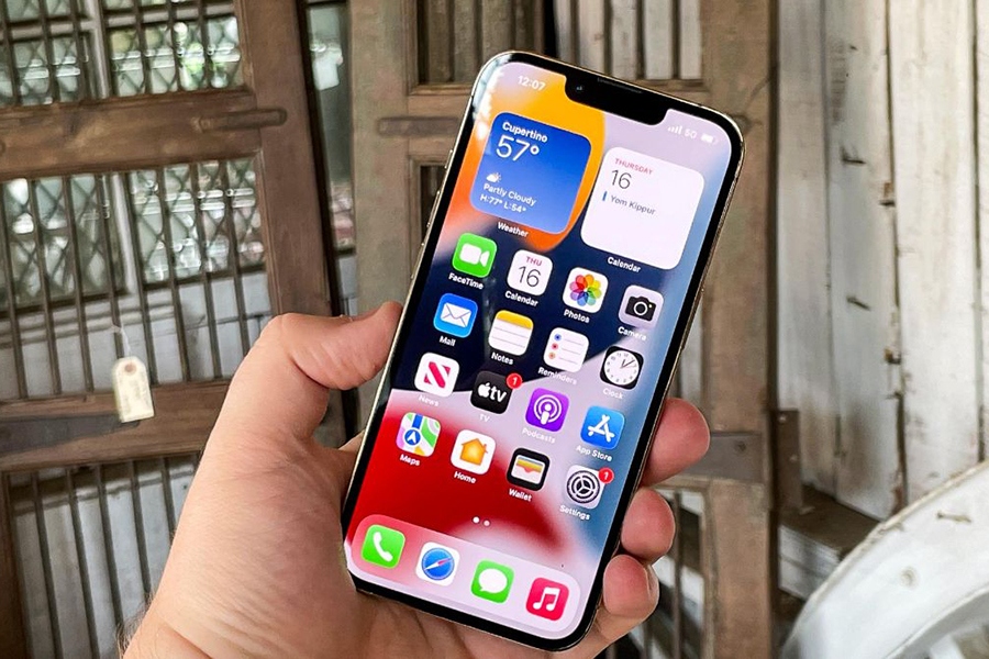 Người dùng iPhone phàn nàn hao pin nhanh sau khi cập nhật iOS 15.4