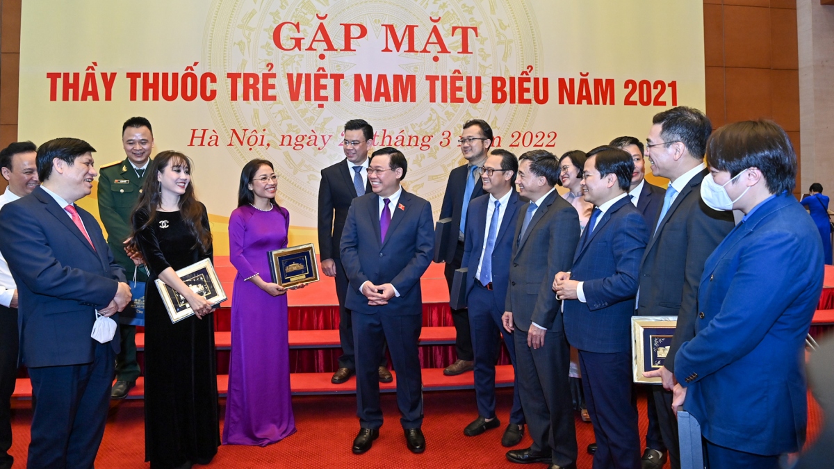 Chủ tịch Quốc hội "đặt hàng" cho các thầy thuốc trẻ Việt Nam