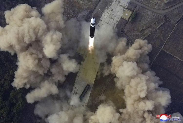 Hé lộ sức mạnh tên lửa đạn đạo liên lục địa Hwasong-17 Triều Tiên vừa phóng thử