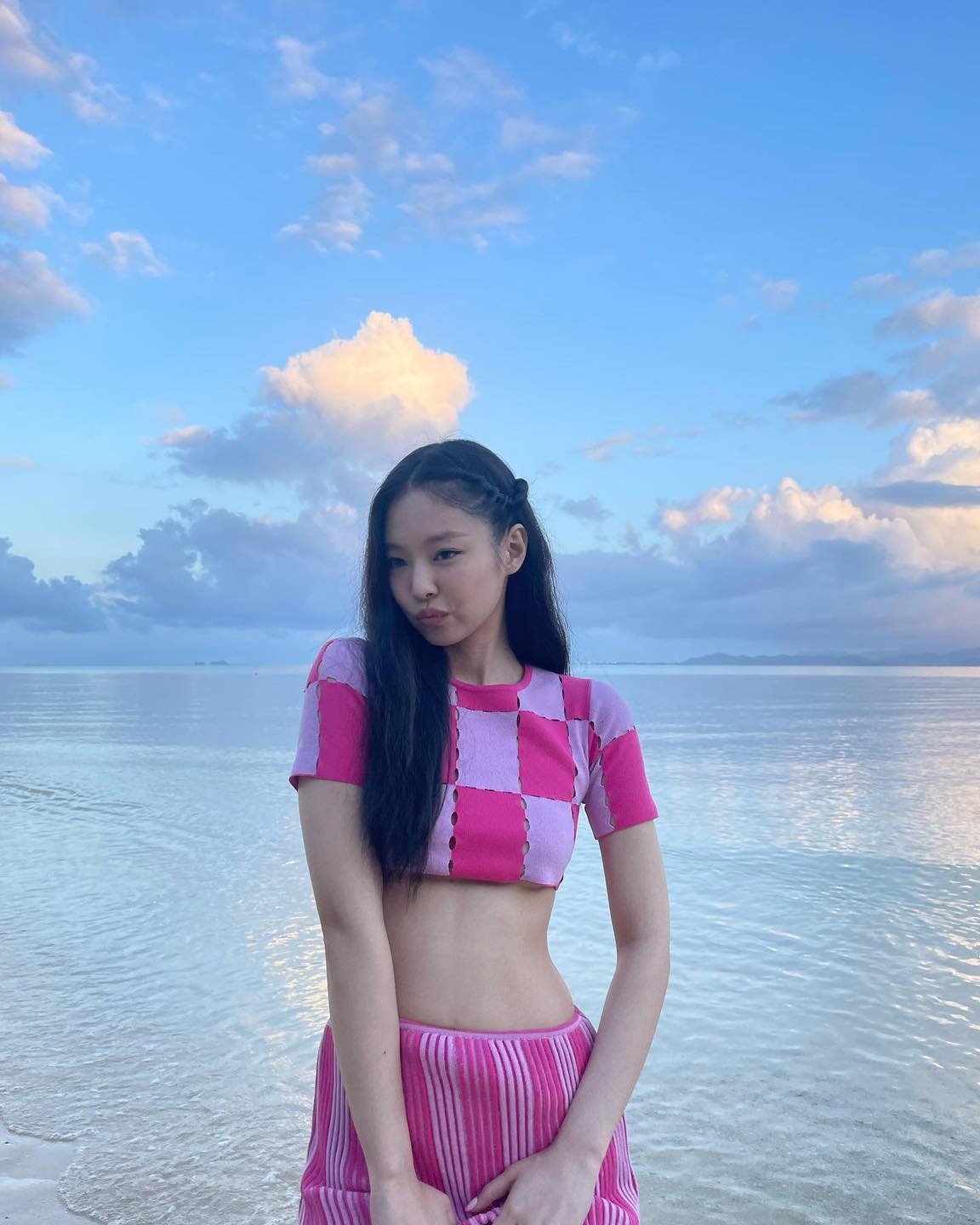 Jennie (BLACKPINK) khoe vòng eo săn chắc, dự show thời trang ở Hawaii