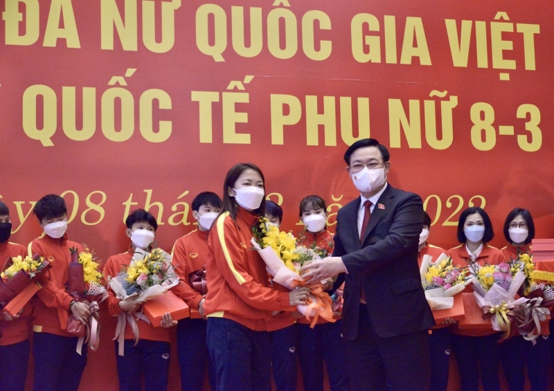 Chủ tịch Quốc hội gặp mặt Đội tuyển Bóng đá nữ Việt Nam
