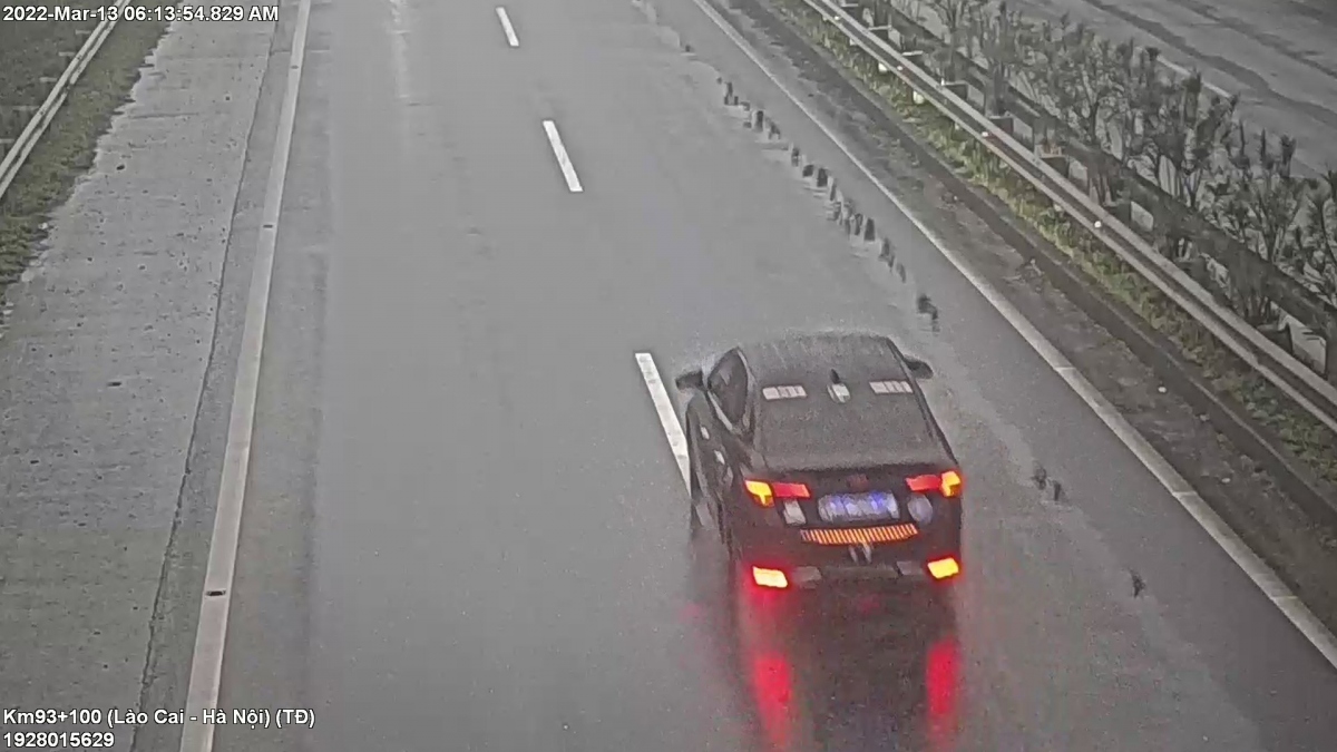Xử phạt tài xế ô tô liều lĩnh đi ngược chiều 15km trên cao tốc Nội Bài-Lào Cai