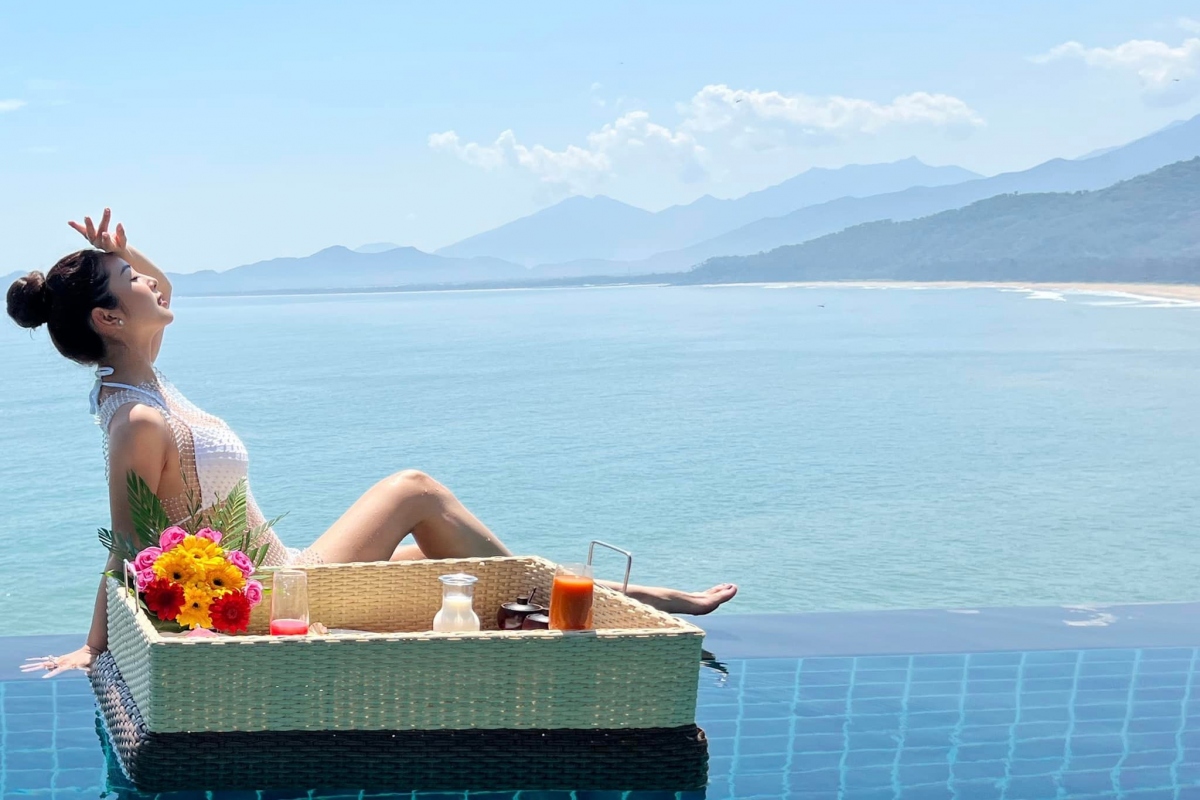 Chuyện showbiz: Hoa hậu Jennifer Phạm diện bikini nóng bỏng, thả dáng quyến rũ bên hồ bơi