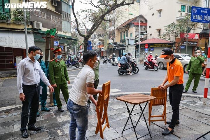 Hà Nội tất bật chỉnh trang đường phố trước giờ mở lại phố đi bộ Hồ Gươm