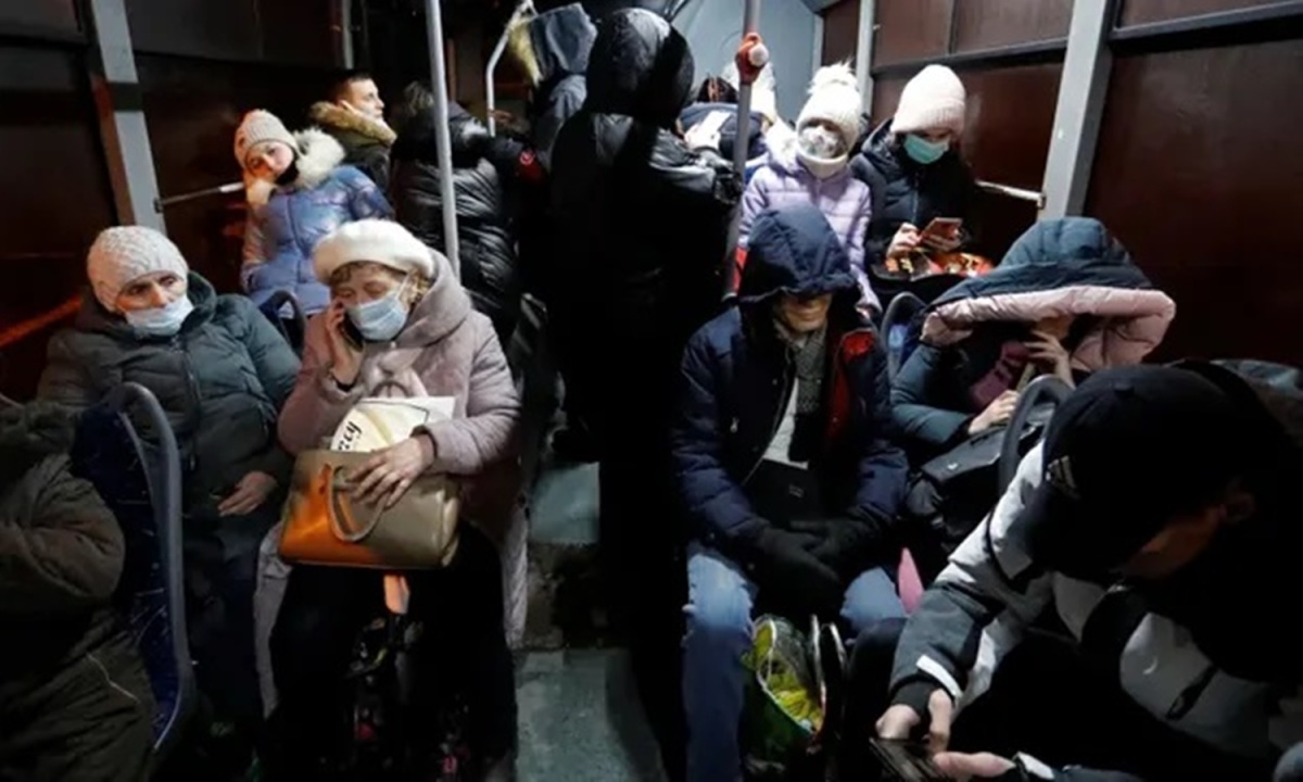 Người dân Ukraine lũ lượt sơ tán khỏi vùng chiến sự