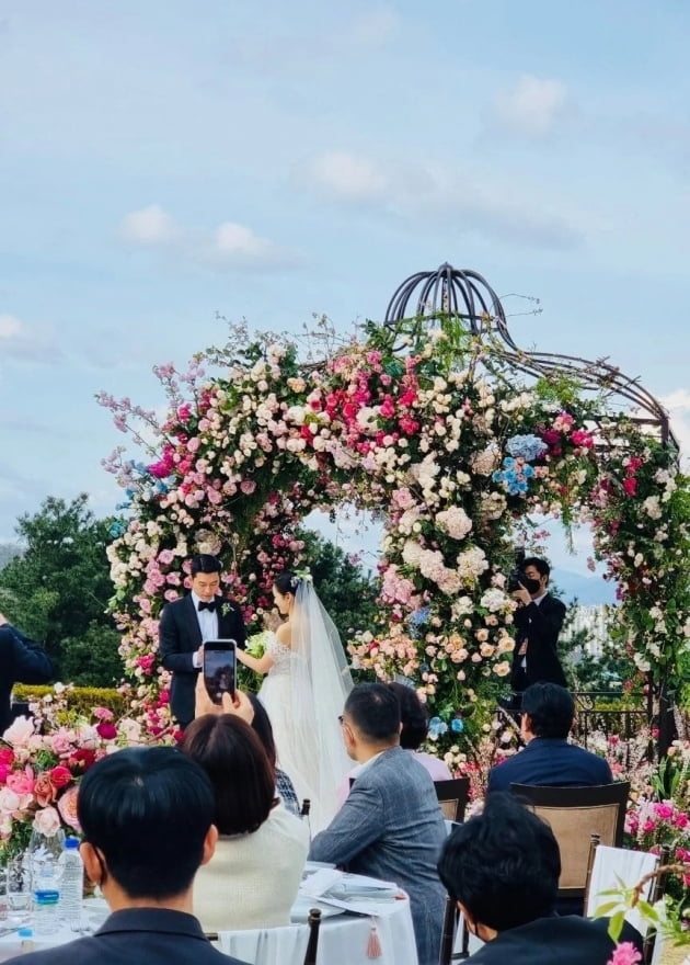 Khoảnh khắc trao nhẫn của cặp đôi Hyun Bin - Son Ye Jin trong đám cưới