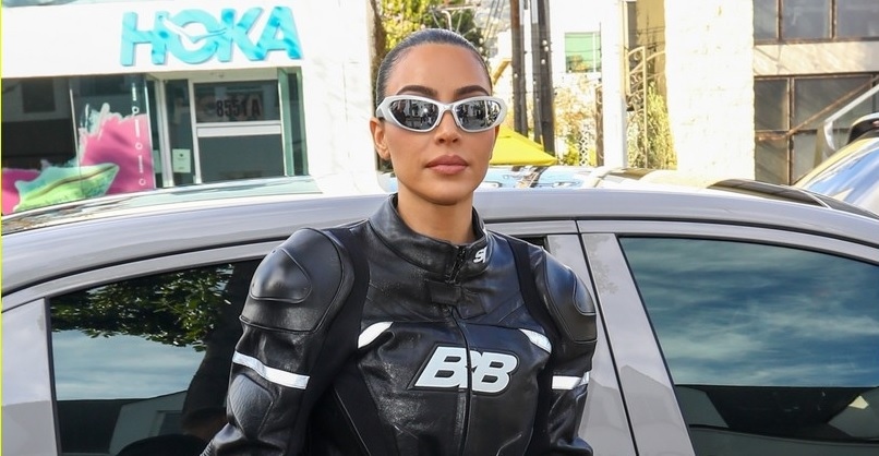Kim Kardashian diện đồ "hầm hố" phô đường cong nóng bỏng trên phố