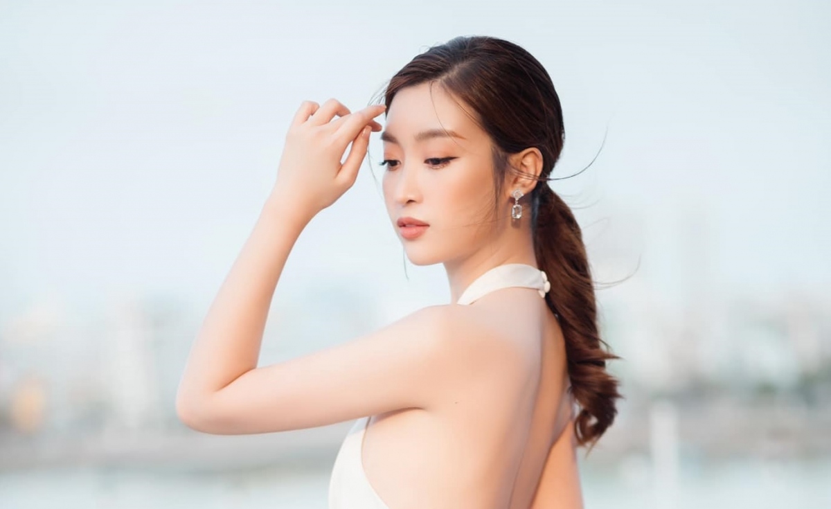 Hoa hậu Đỗ Mỹ Linh khoe lưng trần quyến rũ với đầm cut-out nóng bỏng