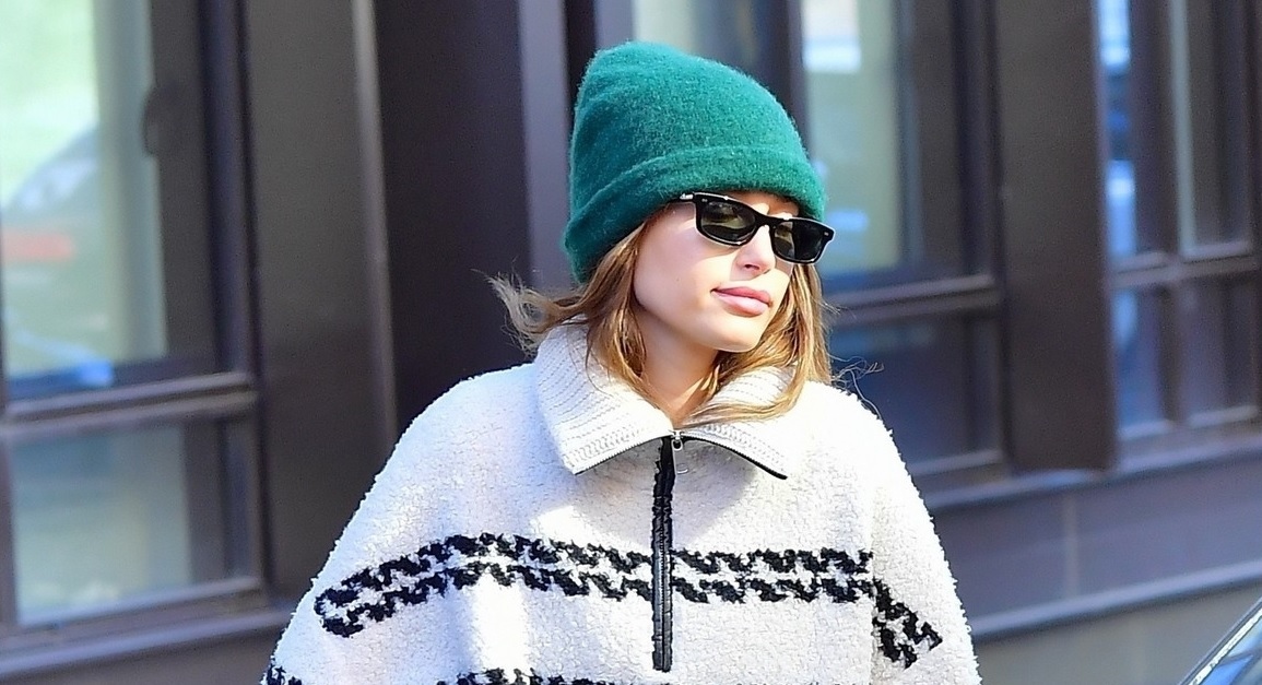 Vợ Justin Bieber diện áo lông cừu họa tiết sang chảnh ra phố