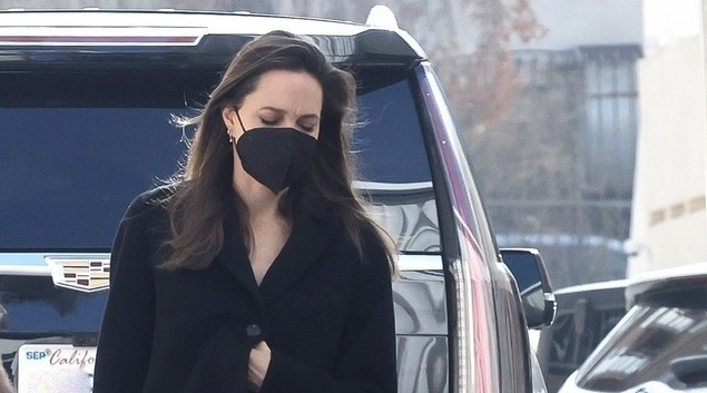 Angelina Jolie lộ vẻ mặt mệt mỏi khi đến dự cuộc họp kinh doanh