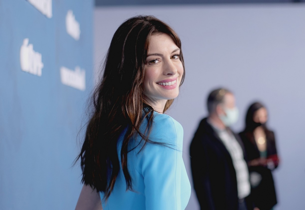 Anne Hathaway diện đầm cut-out khoe nội y nóng bỏng trong buổi ra mắt phim "WeCrashed"