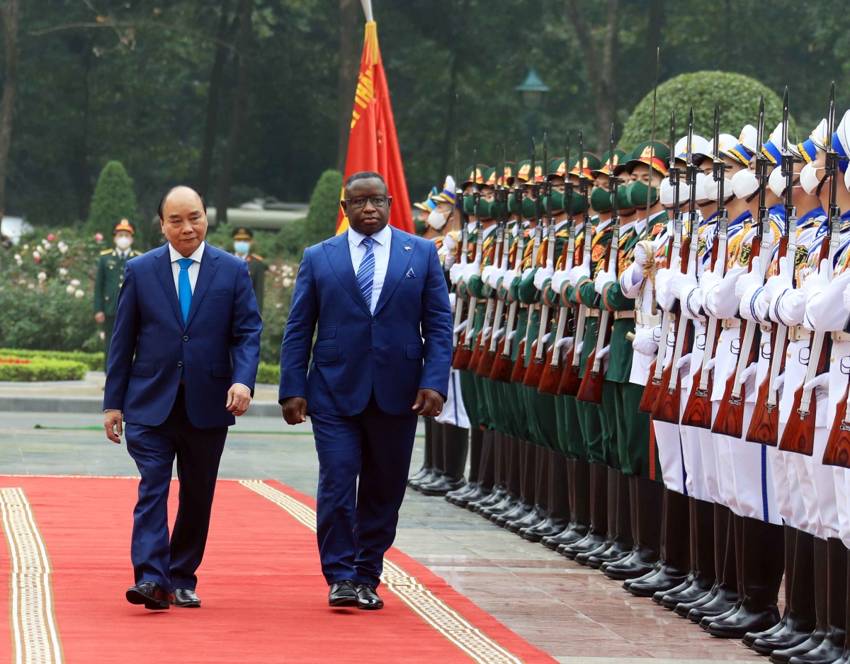 Chủ tịch nước chủ trì lễ đón trọng thể Tổng thống Sierra Leone