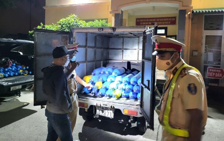 Bắt quả tang 2 ô tô chở 80 bình khí cười cung cấp cho vũ trường, bar ở Đà Nẵng